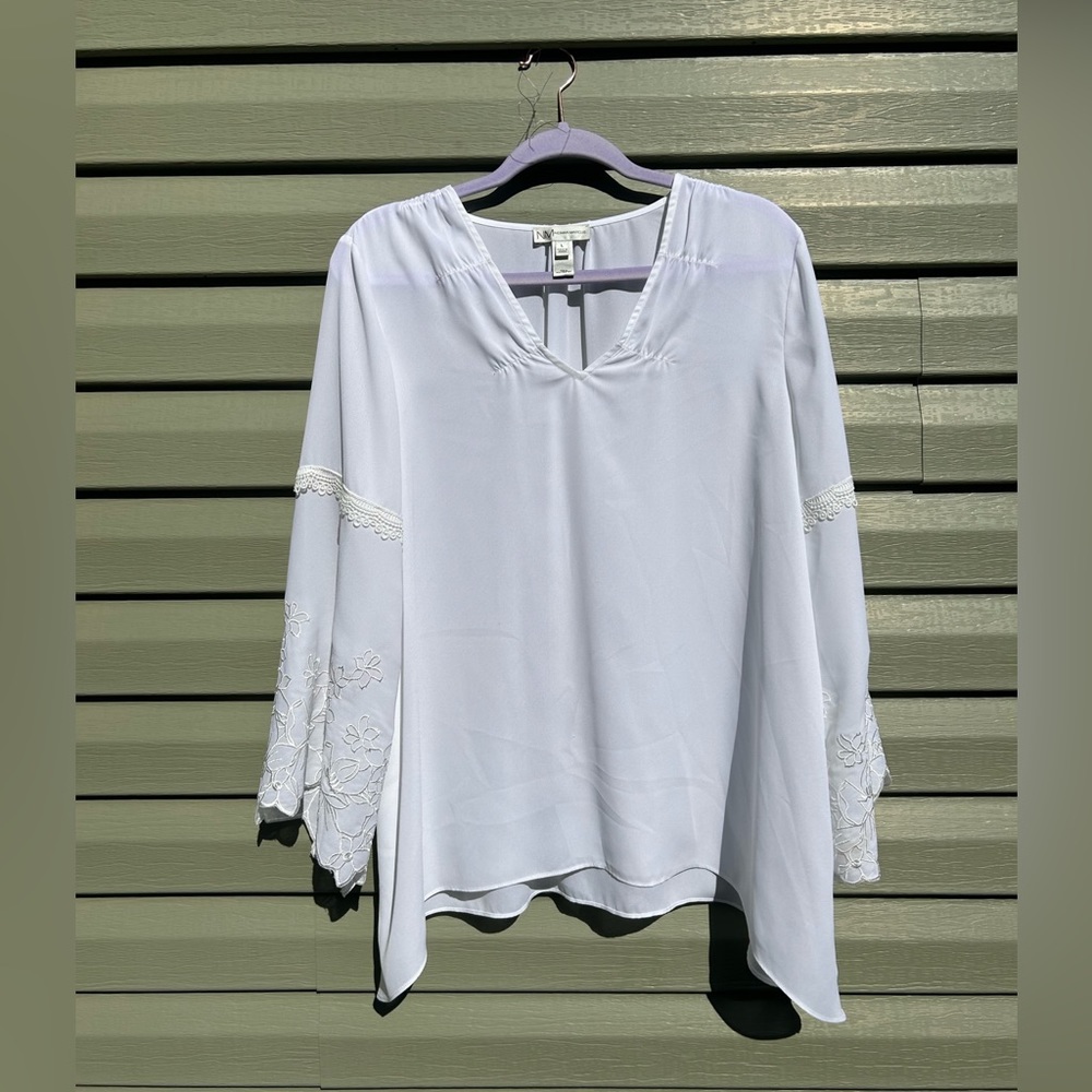 Neiman Marcus Stunning lightweight white blouse